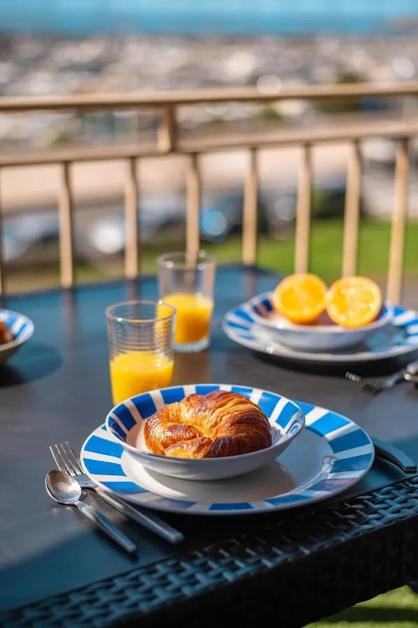 Daire La Grande Palmeraie - Spacieux Studio Avec Vue Mer, Terrasse, Port De Garavan Menton