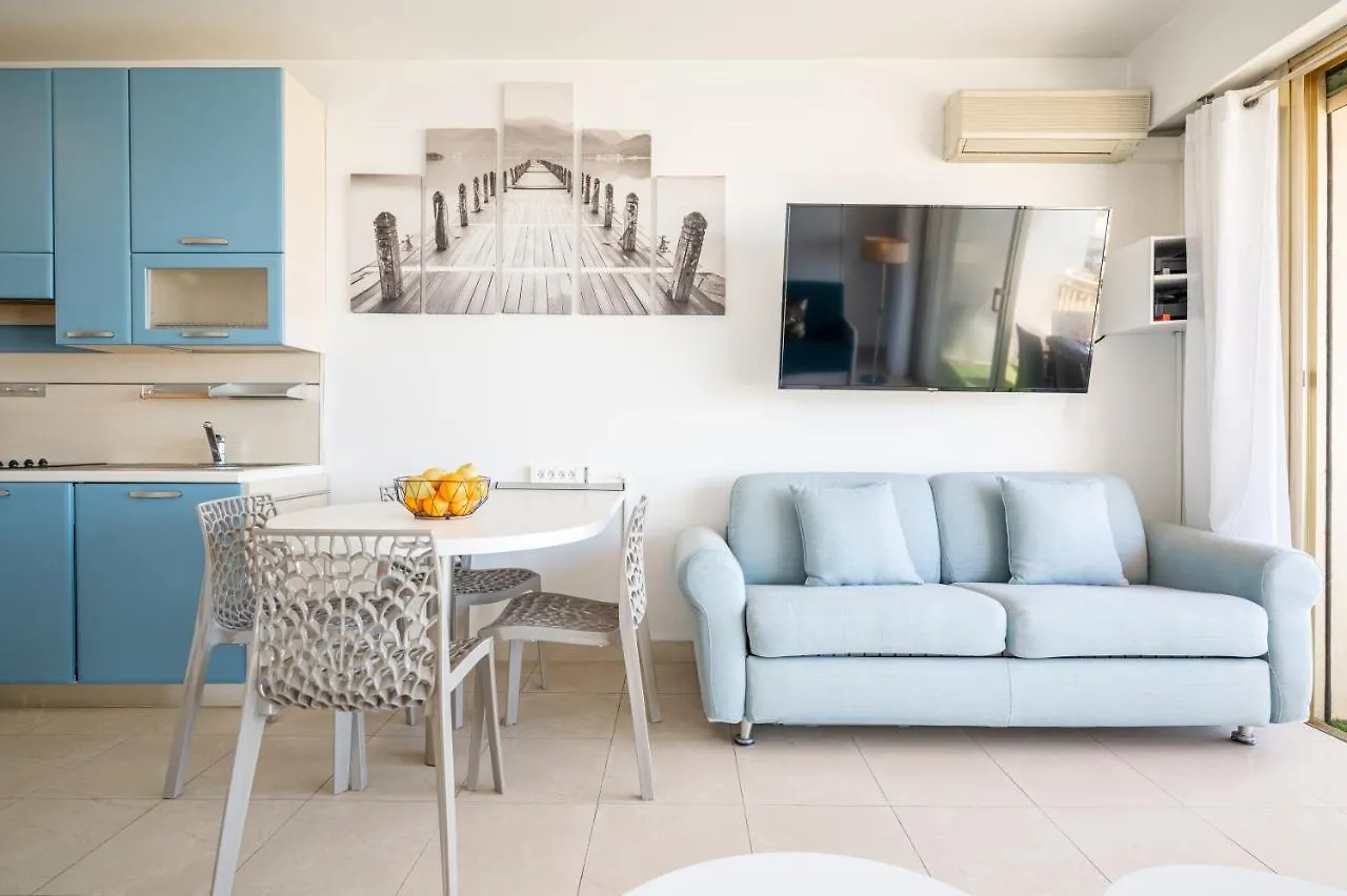 Daire La Grande Palmeraie - Spacieux Studio Avec Vue Mer, Terrasse, Port De Garavan Menton